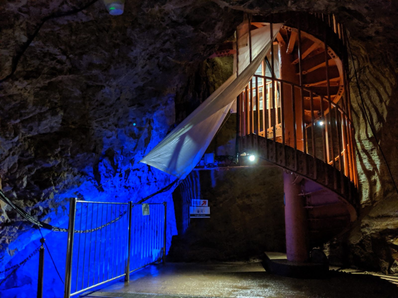 不二洞螺旋階段