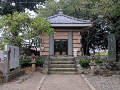 多胡碑の保管室