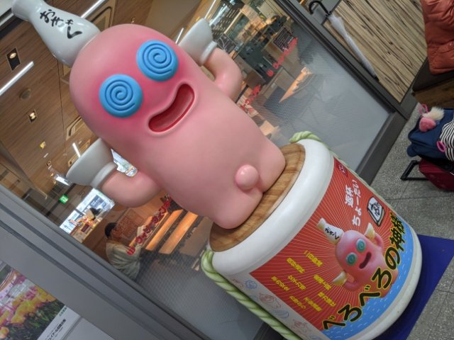 高知駅で観光客の目を引くべろべろの神様