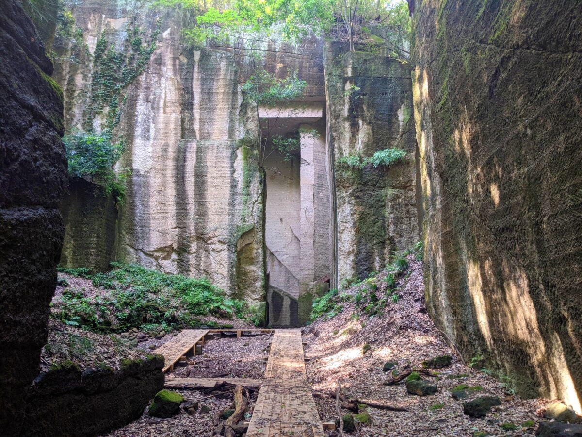 ミステリアスな森の中の巨石群『藪塚石切場跡』（太田市） | シマグニ