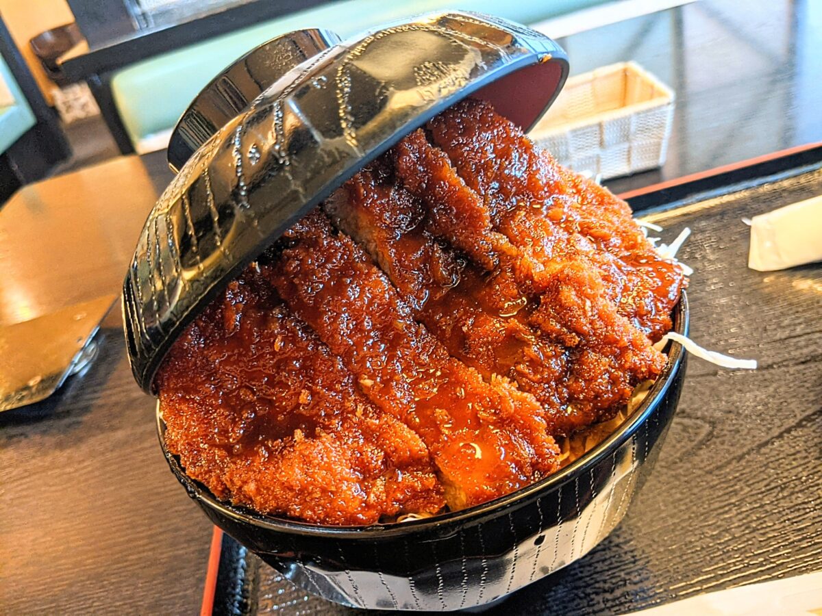 あふれそうなボリューム 駒ヶ根ソースカツ丼 明治亭 駒ヶ根本店 駒ヶ根市 シマグニノシマタビ