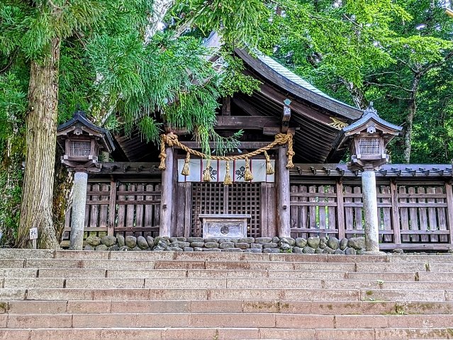 諏訪大社④ せせらぎに包まれた諏訪信仰発祥の地『上社前宮』（茅野市） | シマグニノシマタビ