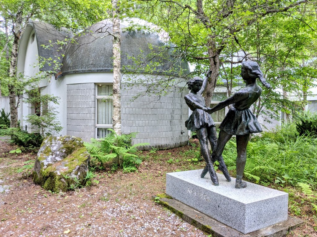 森の中で鑑賞する彫刻と絵画と土器『八ヶ岳美術館』（原村） - シ
