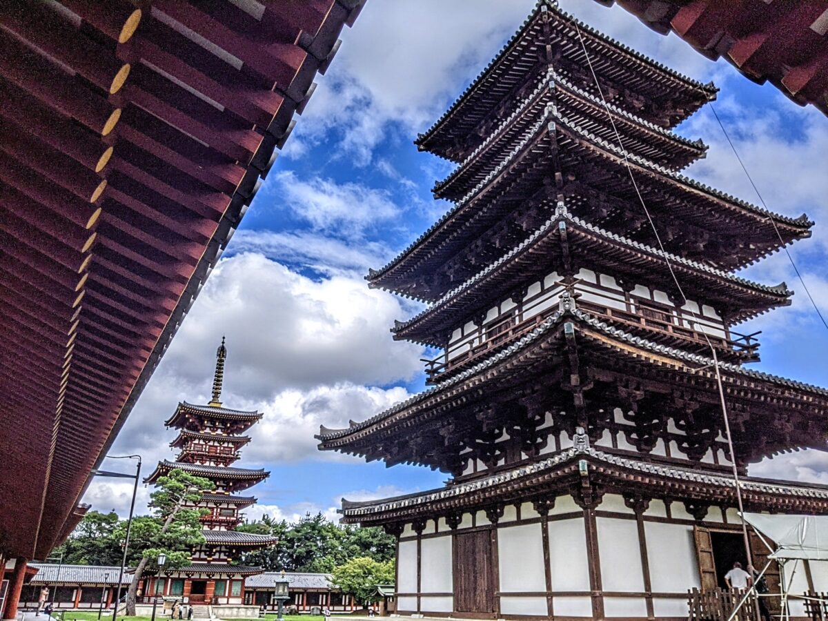 その差は1,300年！新旧2つの塔がそびえる古刹『薬師寺』（奈良市