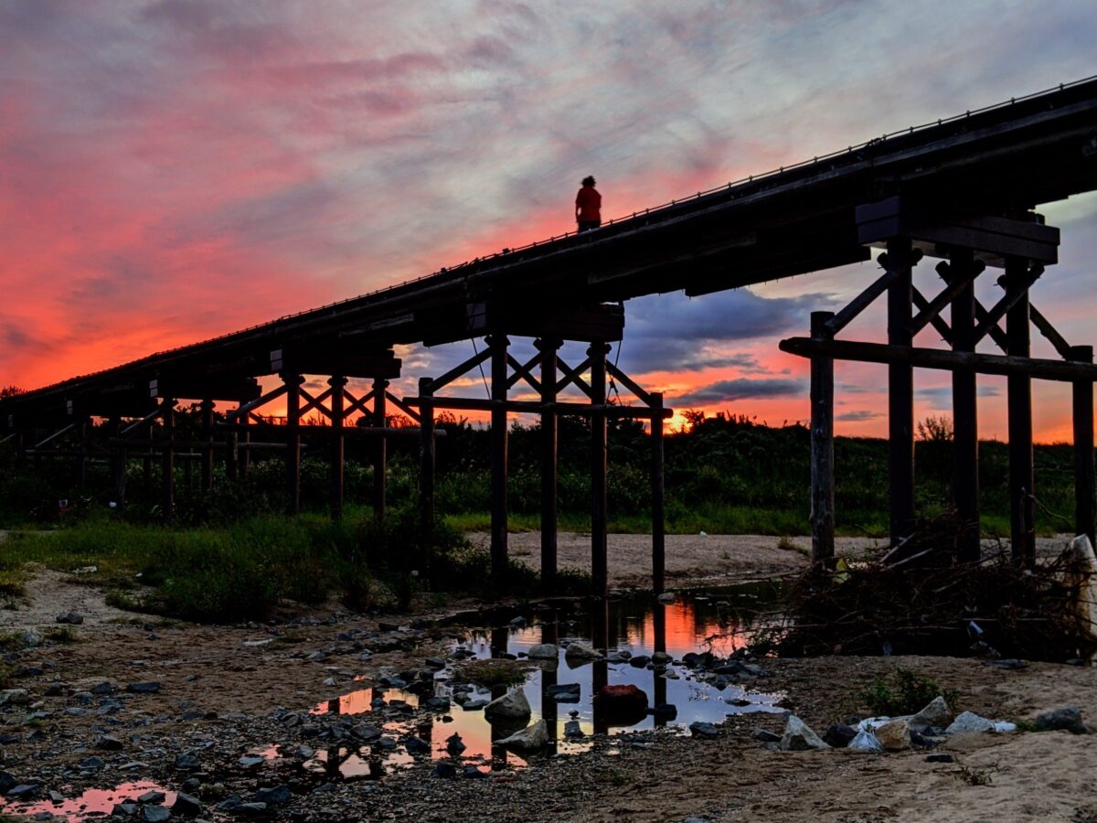 ノスタルジックな夕陽スポット『八幡の流れ橋(上津屋橋)』（八幡市