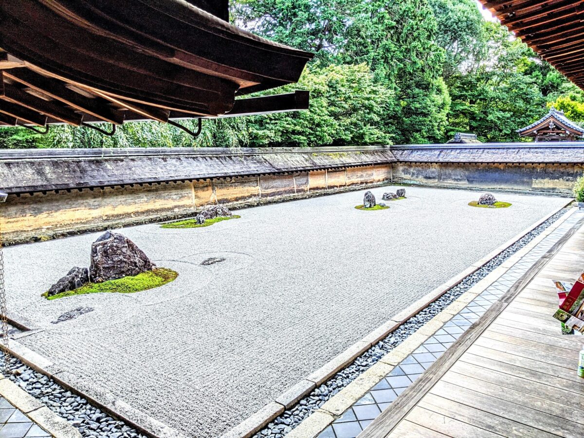 秘密がたくさんの石庭『龍安寺』（京都市右京区） | シマグニノシマタビ