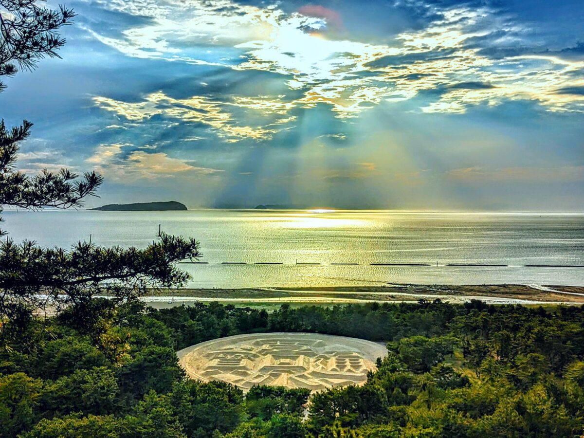 超巨大な砂のアートは何のためにつくられた？『銭形砂絵（寛永通宝