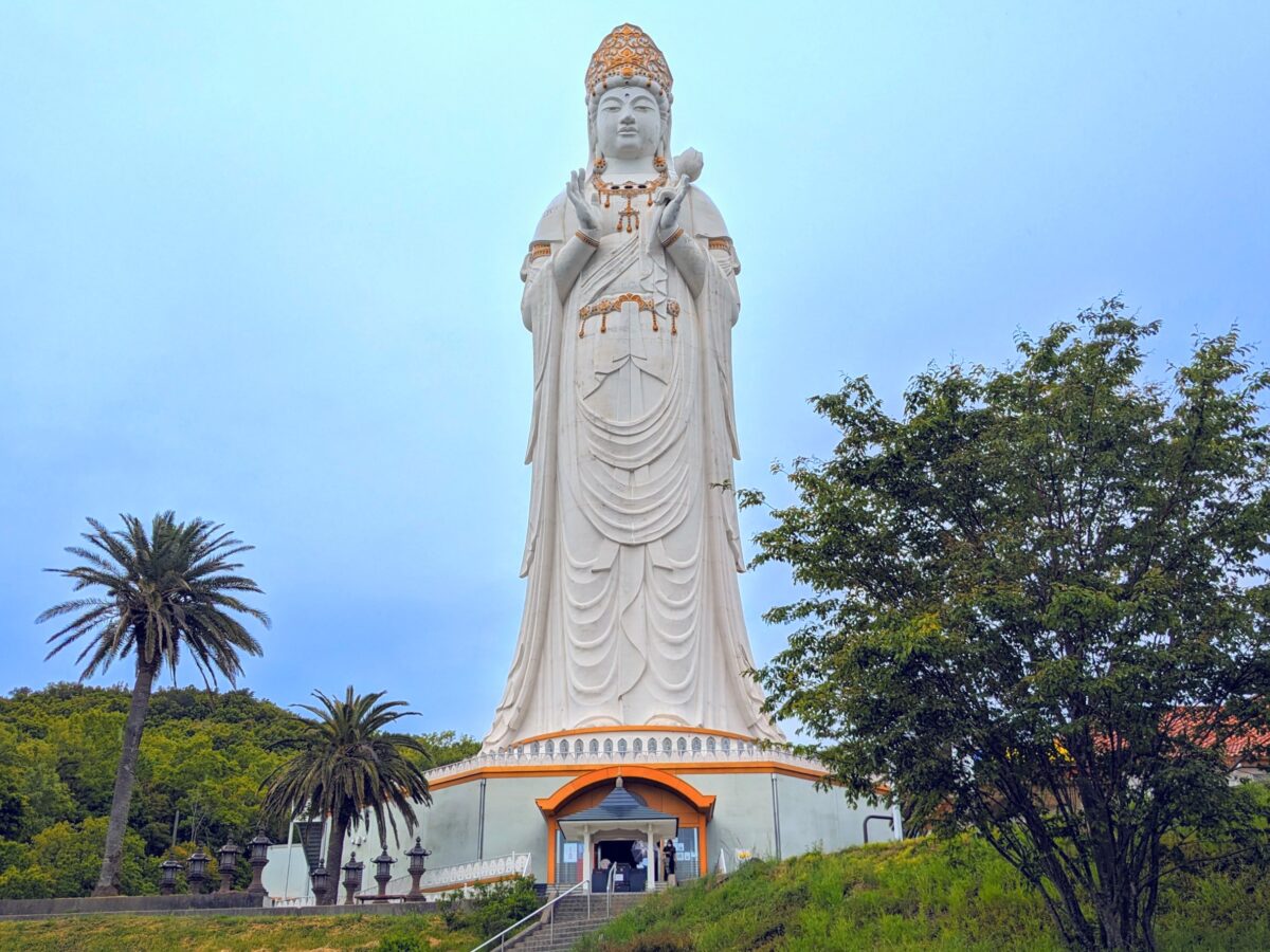 高さ約43センチ　観音像 小豆島⑦ 島にそびえる白亜の観音像『小豆島大観音』（土庄町） | シ