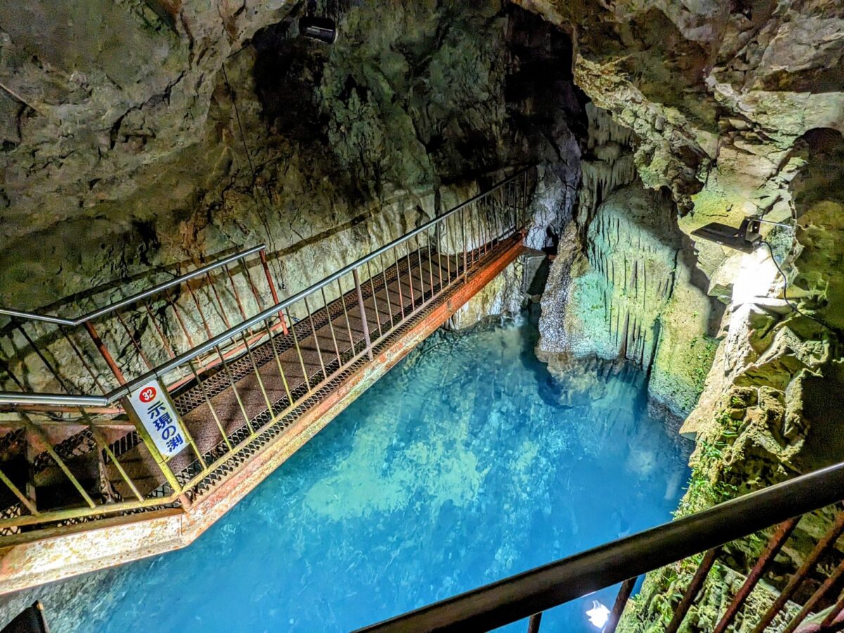 鍾乳石が水中に広がる神秘空間『稲積水中鍾乳洞』（豊後大野市） | シ