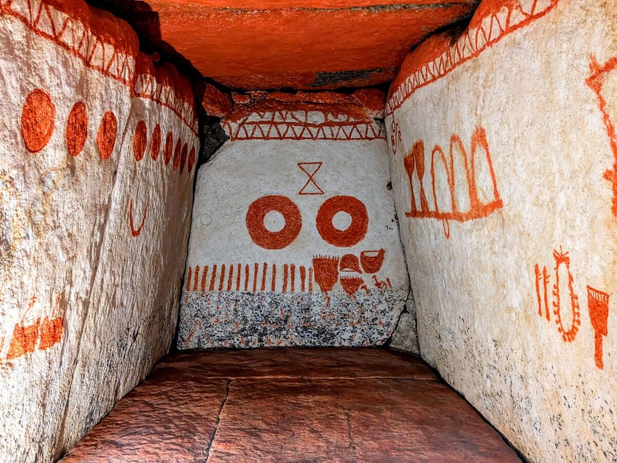 古えの墳墓　2枚セット 赤く染められた石室壁画が残る『虎塚古墳』（ひたちなか市） | シ