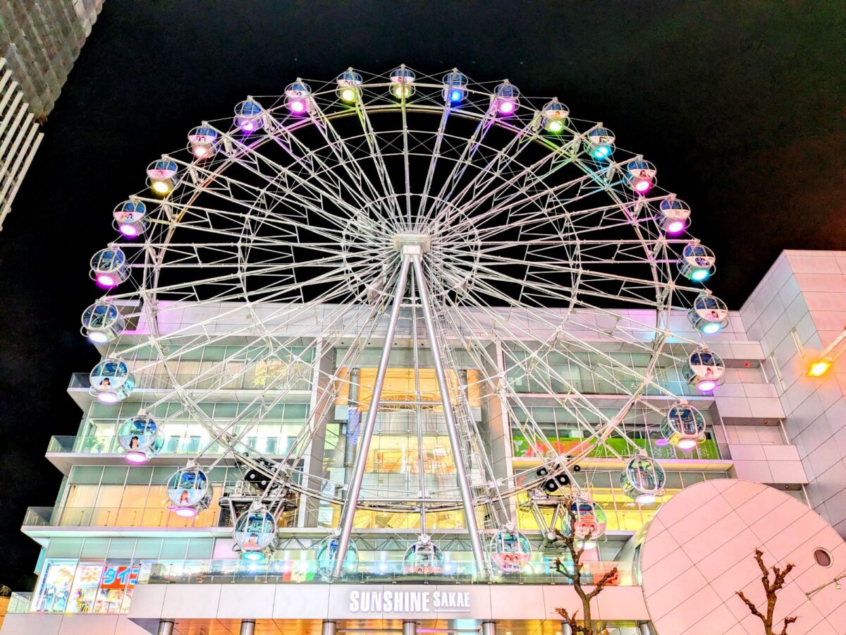 繁華街のキラキラビルトイン観覧車『サンシャインサカエスカイボート