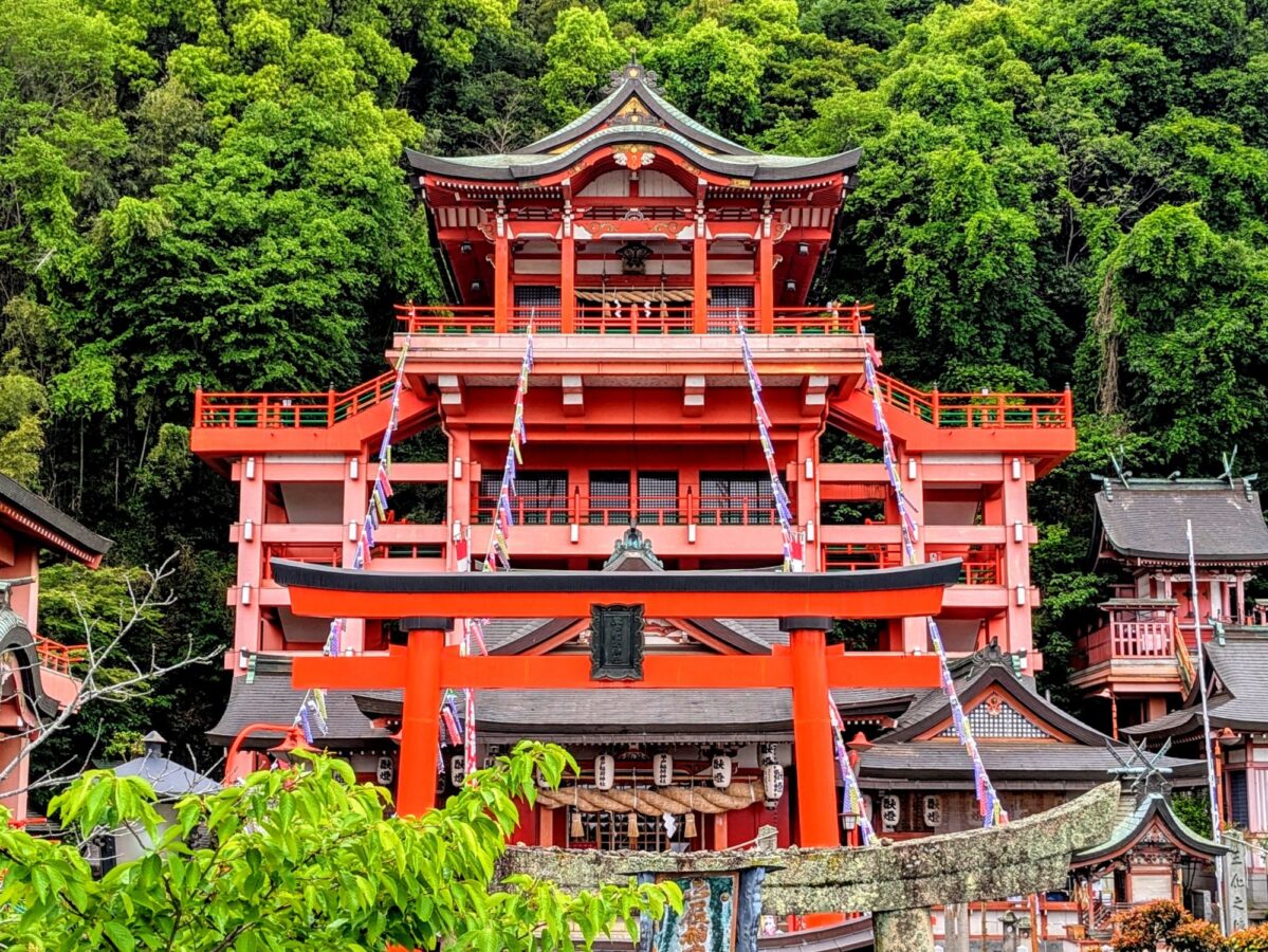 変形合体したかのような本殿がインパクト抜群『草戸稲荷神社